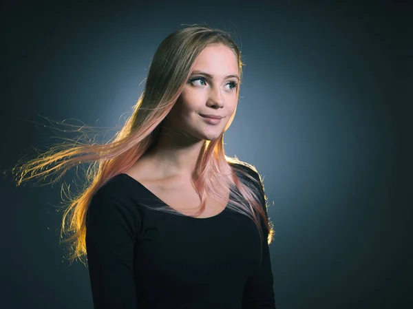 Portret Młodej Kobiety Piegami Twarzy Jasnych Włosach Rozwijających Się Wietrze — Zdjęcie stockowe