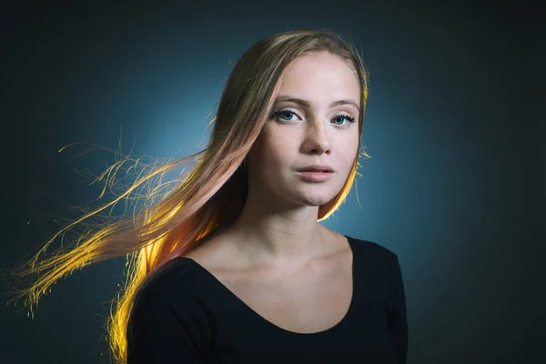 Portrét Mladé Ženy Pihami Obličeji Světlé Vlasy Které Rozvíjejí Větru — Stock fotografie