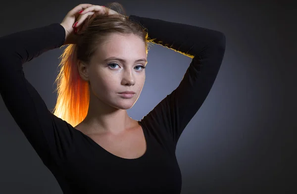 Portret Van Een Jonge Vrouw Met Sproeten Haar Gezicht Blond — Stockfoto