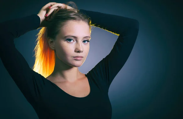 Porträt Einer Jungen Frau Mit Sommersprossen Gesicht Und Blonden Haaren — Stockfoto