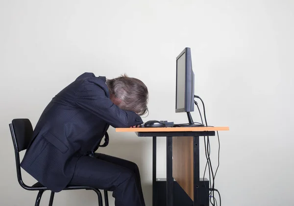 Zmęczony Biznesmen Spanie Komputerze Biurko Biurze — Zdjęcie stockowe
