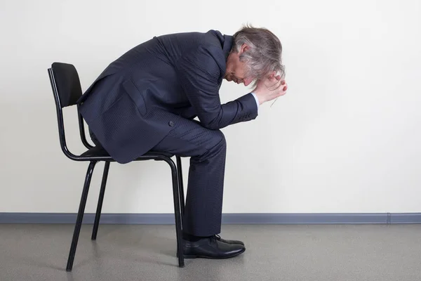 Uomo Affari Frustrato Seduto Una Sedia Ufficio Con Mani Sopra — Foto Stock