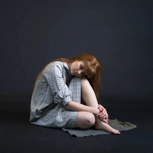 Een Roodharige Jonge Trieste Vrouw Zittend Vloer Geïsoleerd Een Donkere — Stockfoto