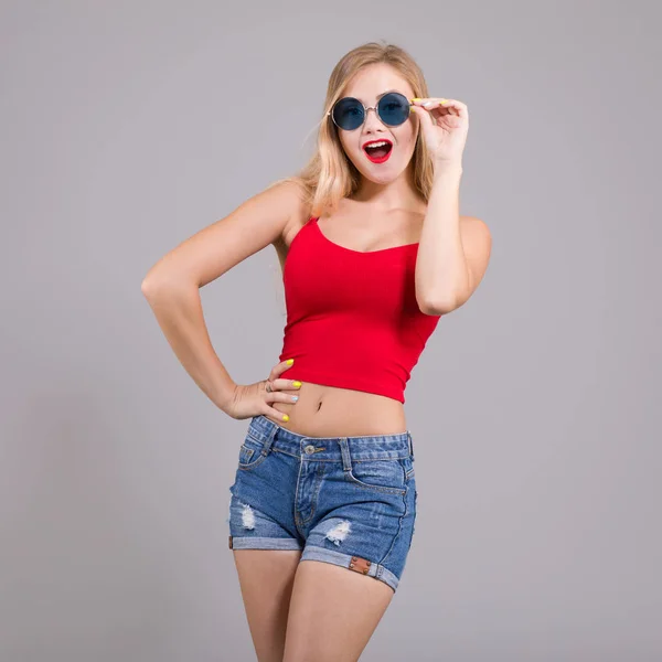 Mujer Joven Sorprendida Con Gafas Sol Pantalones Cortos Mezclilla Top —  Fotos de Stock