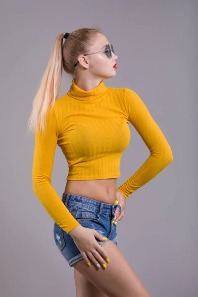 Stylowa Młoda Kobieta Okulary Przeciwsłoneczne Szorty Dżinsowe Żółta Kurtka Jasnym — Zdjęcie stockowe