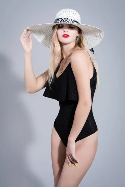 Une Élégante Jeune Femme Maillot Bain Noir Chapeau Blanc Posent — Photo