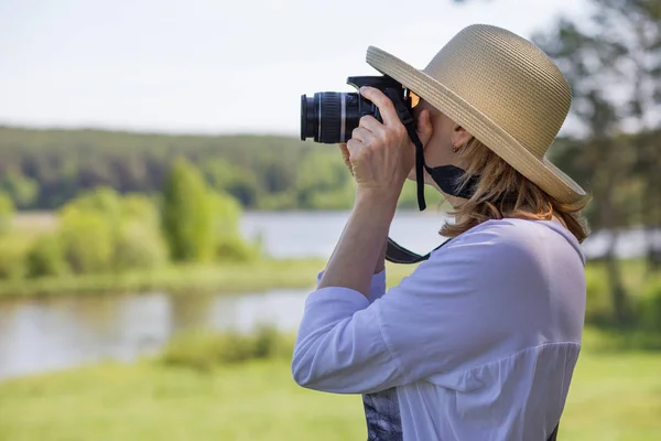 Een Oudere Vrouw Met Een Camera Foto Maken Van Natuur — Stockfoto