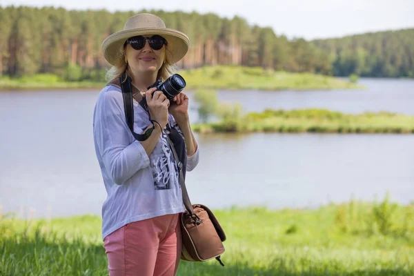 Starsza Kobieta Aparatem Fotografując Naturę Ciesząc Się Życiem Koncepcja Stylu — Zdjęcie stockowe