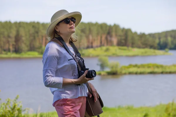 Uma Mulher Idosa Com Uma Câmera Tirando Fotos Natureza Desfrutando — Fotografia de Stock