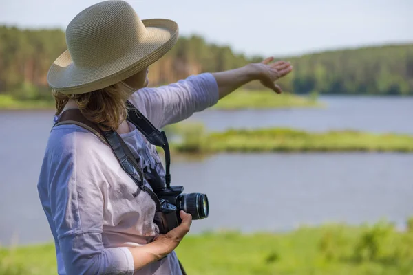 Uma Mulher Idosa Com Uma Câmera Tirando Fotos Natureza Desfrutando — Fotografia de Stock