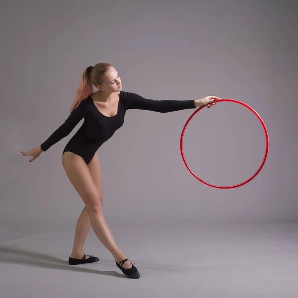 Genç Bayan Jimnastikçi Gri Arka Planda Kırmızı Hoop — Stok fotoğraf