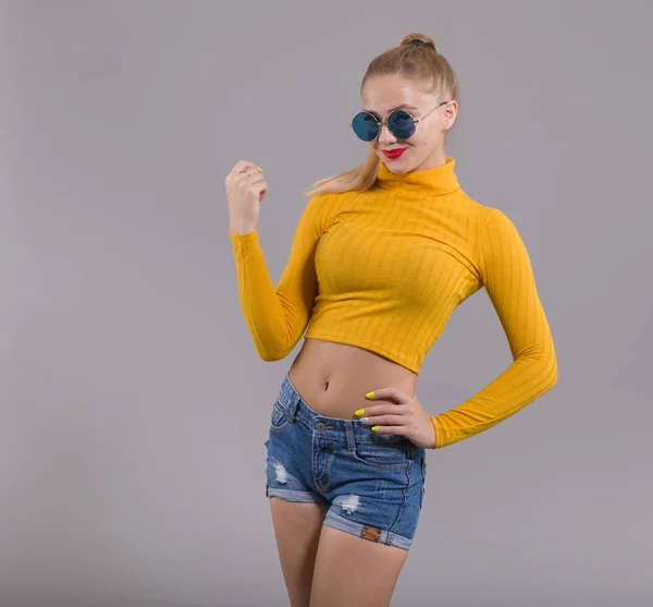 Elegante Mujer Joven Con Gafas Sol Pantalones Cortos Mezclilla Una —  Fotos de Stock