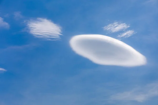 Wolken Van Bizarre Vormen Blauwe Hemel — Stockfoto