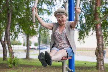 Mutlu bir yaşlı kadın yaz aylarında şehir Park simülatörleri üzerinde pratik, aktif bir yaşam tarzı yol açar.