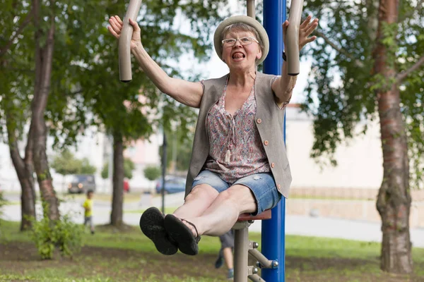 Mutlu Bir Yaşlı Kadın Yaz Aylarında Şehir Park Simülatörleri Üzerinde — Stok fotoğraf