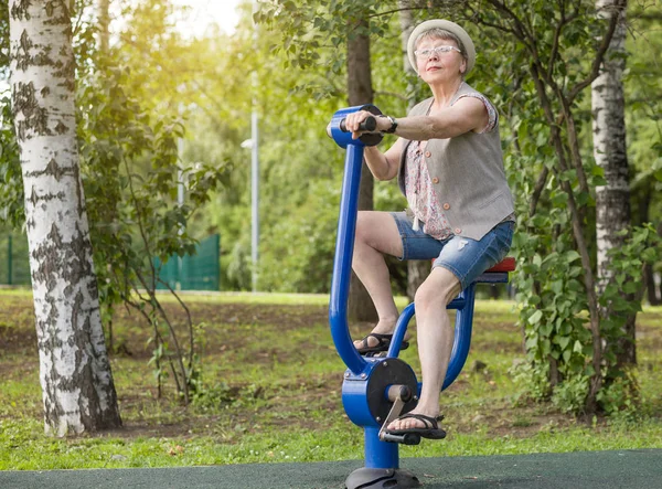 Femeie Vârstă Fericită Duce Stil Viață Activ Practicând Simulatoare Parcul — Fotografie, imagine de stoc