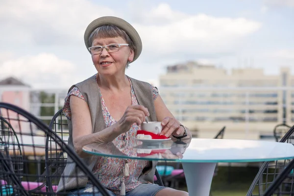 Starsza Kobieta Cieszy Się Filiżanką Kawy Siedząc Letniej Kawiarni Świeżym — Zdjęcie stockowe