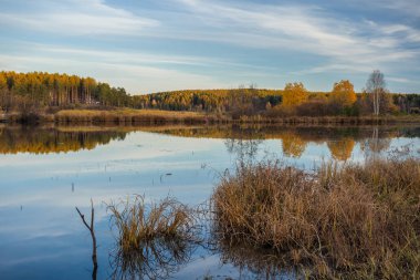 Resimli sonbahar manzarası. Sonbaharda güzel Ural manzarası.