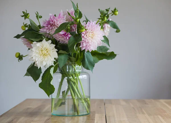 Bukett Med Dahlior Glasvas Ett Träbord Inomhus — Stockfoto