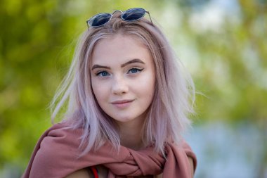 Yaz mevsiminde açık havada güzel bir genç kadının portresi..