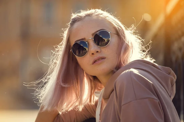 Retrato Una Hermosa Joven Gafas Sol Aire Libre Temporada Verano — Foto de Stock