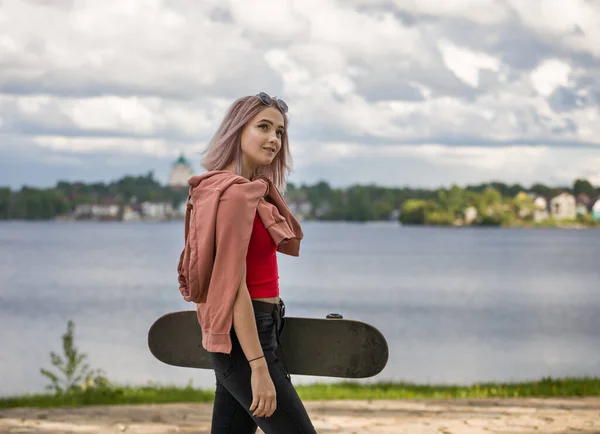 Uma Jovem Mulher Com Skate Caminha Longo Costa Lagoa Cidade — Fotografia de Stock