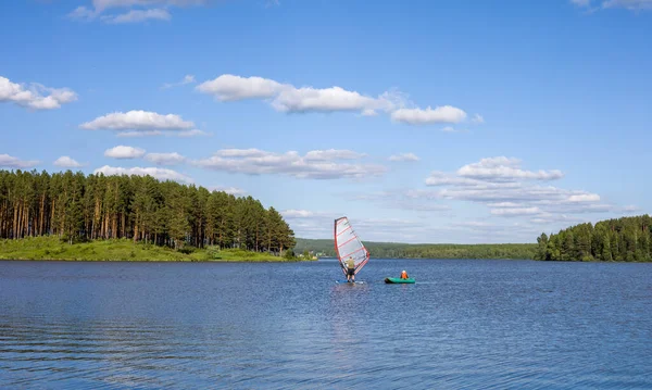 Padre Niño Surfean Lago Del Bosque Con Una Vela Bote — Foto de Stock