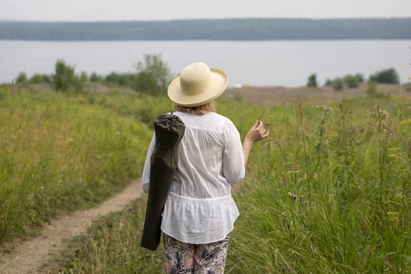 Yaşlı Bir Kadın Kırsal Bir Yolda Yürüyor Yaz Doğasının Tadını — Stok fotoğraf