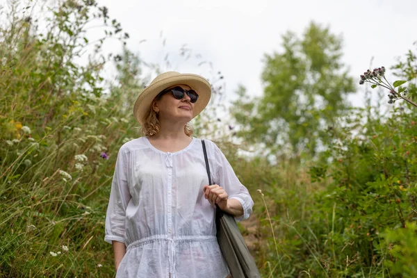 Una Anciana Con Elegante Sombrero Paja Camina Por Camino Rural Fotos De Stock