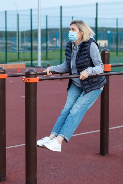 Una Anciana Con Una Máscara Protectora Haciendo Ejercicios Físicos Patio — Foto de Stock