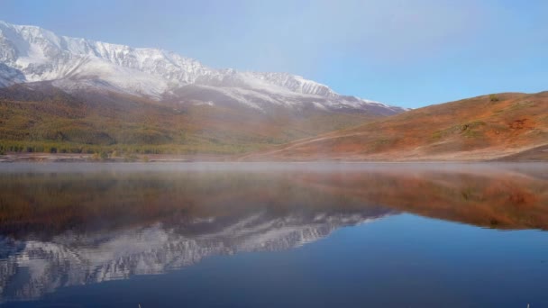 View on Altai lake Dzhangyskol on mountain plateau Eshtykel. North Chuisky ridge is reflecting in the water. Siberia, Russia — Stock Footage View Altai Lake Dzhangyskol Mountain Plateau Eshtykel North Chuisky Ridge Royalty Free Stock Video