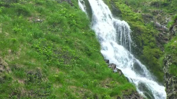 Pequena cachoeira que flui de penhasco rochoso — Vídeo de Stock