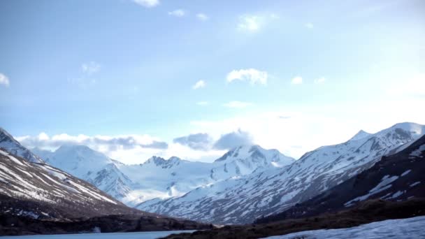 Majestuosa montaña cubierta de nieve — Vídeos de Stock