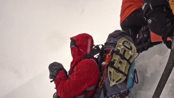 Altai November 2015 Climber Resting Glacier Climbing Top Mountain — Stock Video