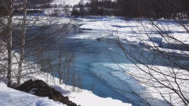 Baharda buz erime ile sakin Nehri