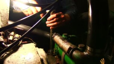 Tamirci adam tamir gemi motoru