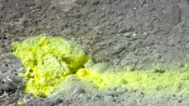 Volkanik aktivite, kükürt fumarole ve Ebeko volkan, Kuzey Kuriles, Paramushir Adası'nın yamacında sıcak gaz