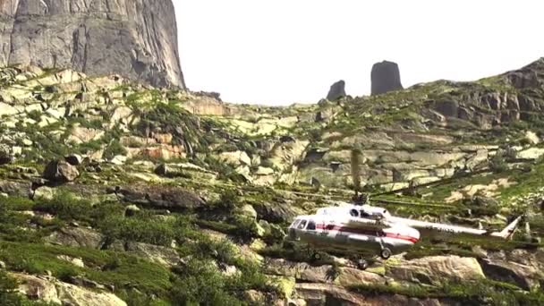 Rusko Sayan Mountain Července 2017 Záchrana Vrtulníkem Letět Přes Vysoké — Stock video