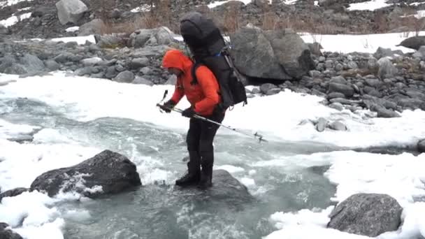 阿尔泰 2015年11月 攀登山顶前 登山者在冰川上休息 — 图库视频影像