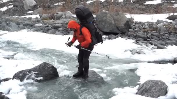 Altai Novembro 2015 Escalador Descansando Uma Geleira Antes Subir Topo — Vídeo de Stock