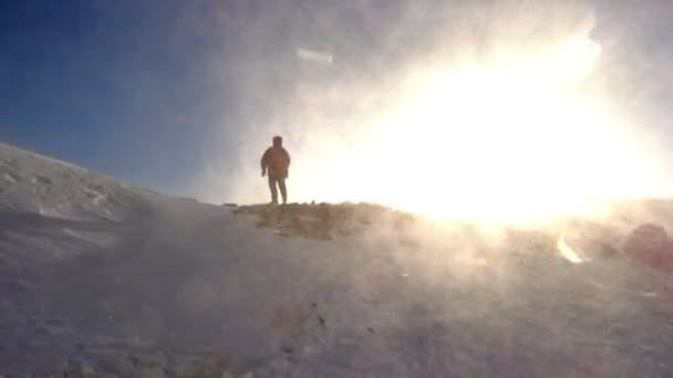 Klimmer Staat Top Een Sneeuwstorm Van Sneeuw — Stockvideo