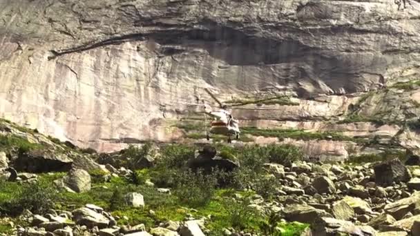 高い岩山の上ロシア サヤン山 2017 救助のヘリコプター フライ — ストック動画