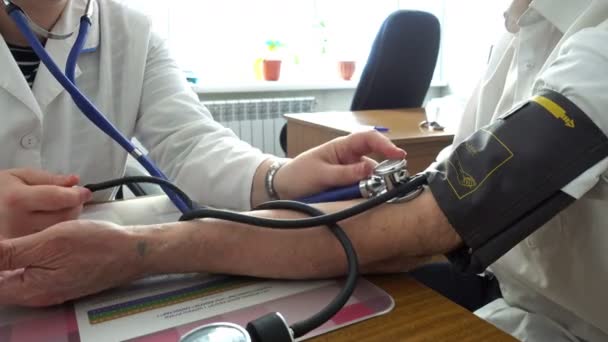Doktor Hastanede Kan Basıncı Ölçme — Stok video