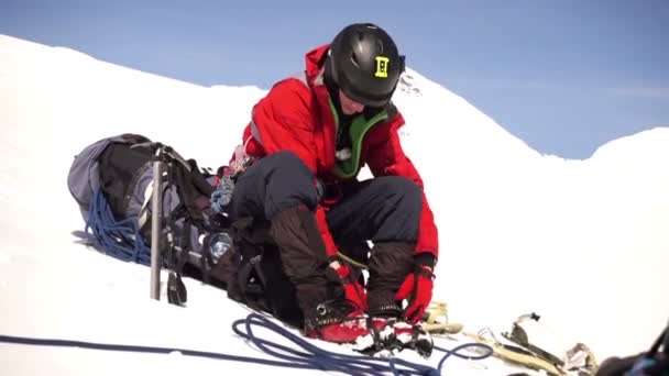 阿尔泰 2015年11月 攀登山顶前 登山者在冰川上休息 — 图库视频影像