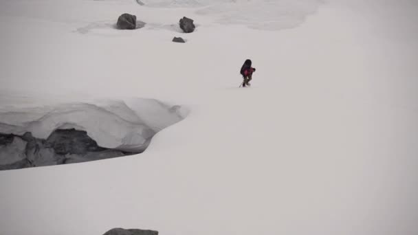 Altai Noviembre 2015 Escalador Descansando Sobre Glaciar Antes Subir Cima — Vídeo de stock