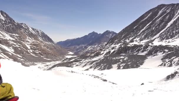 Klimmer Rusten Een Gletsjer Voordat Klimmen Naar Top Van Berg — Stockvideo