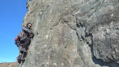 gündüz sırasında kayaya tırmanma