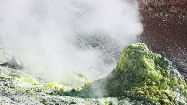 Atividade Vulcânica Fumarola Enxofre Gás Quente Encosta Vulcão Ebeko Kuriles — Vídeo de Stock