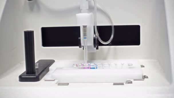 バイオ テクノロジーの調査のための現代実験室職場 — ストック動画