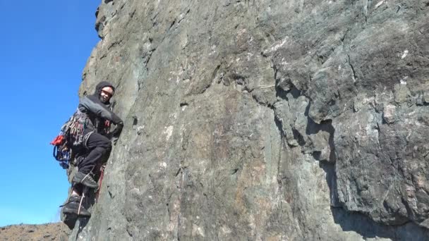 昼間は岩の上の登山家 — ストック動画